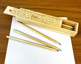 Personalisierte Stiftebox mit Lineal im Deckel & 12 Buntstiften - Holz Mäppchen Geschenk zur Einschulung Schulstart Einschulungsgeschenk