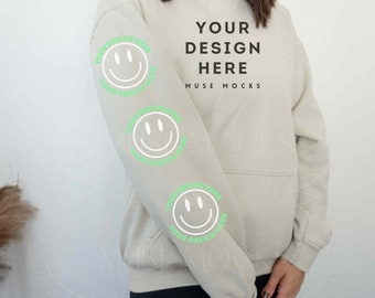 Gildan 18500 Sudadera con capucha Mockup Sand Gildan Sudadera con capucha Mockup Sudadera con capucha Modelo Mockup Beige Sudadera simulada Gildan Mockups Manga Imprimir maquetas