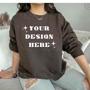 Maqueta Gildan 18000 Maqueta de chocolate oscuro Maqueta de sudadera Gildan Maqueta modelo Marrón Gildan 18000 Maqueta maqueta de sudadera Sudadera con capucha Mockup