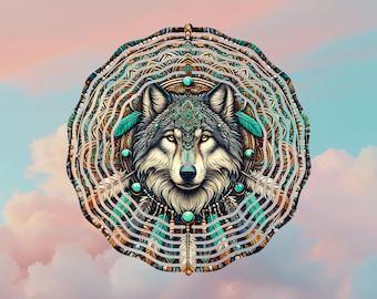 Pode incluir: Ilustração detalhada do rosto de um lobo, centrado em um design circular e ornamentado. O lobo é retratado com pelagem cinza e branca, adornado com contas e penas turquesas. O fundo apresenta um gradiente de tons rosa e azul.