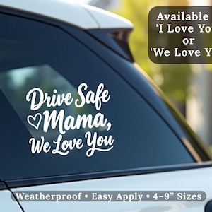 Puede incluir: Calcomanía blanca de vinilo para coche con el texto "Drive Safe Mama, We Love You" y un símbolo de corazón. Disponible en versiones "I Love You" o "We Love You". La calcomanía es resistente a la intemperie y fácil de aplicar.