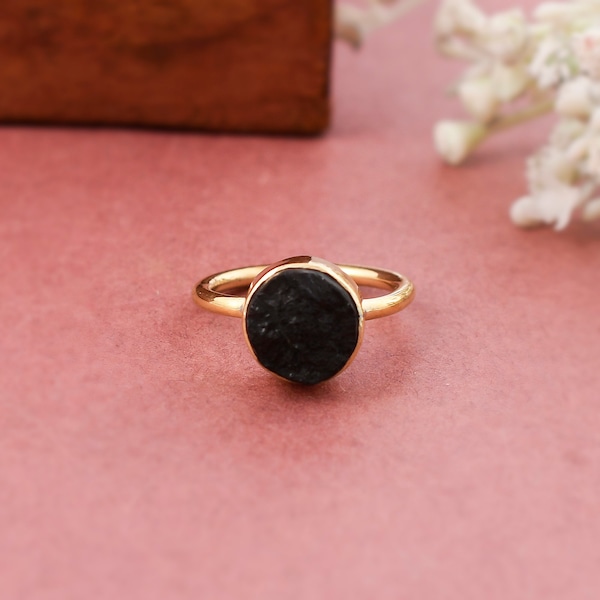 Anillo de turmalina negra natural, anillo de bisel, regalo de boda, anillo de piedra preciosa negra, anillo de diseñador, anillo de protección, anillo de curación de cristal, gif