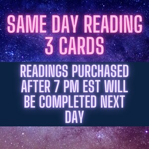 K&ouml;nnte beinhalten: Eine Grafik mit einem sternenklaren Nachthimmel als Hintergrund und rosa Text, der "SAME DAY READING 3 CARDS" lautet. Unter dem Text befindet sich ein blaues Rechteck mit wei&szlig;em Text, der "READINGS PURCHASED AFTER 7 PM EST WILL BE COMPLETED NEXT DAY" lautet.
