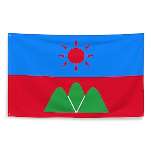 Può includere: Una bandiera blu e rossa con un sole stilizzato e tre montagne verdi. Il sole è rosso con un contorno giallo e le montagne hanno un contorno bianco.