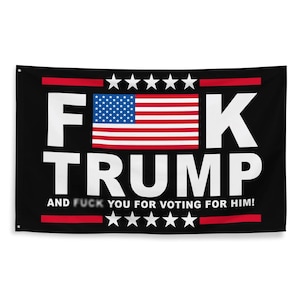 Może przedstawiać: Czarna flaga z białym tekstem, który brzmi "F**K TRUMP AND F**K YOU FOR VOTING FOR HIM!" z czerwoną, białą i niebieską flagą amerykańską w środku.