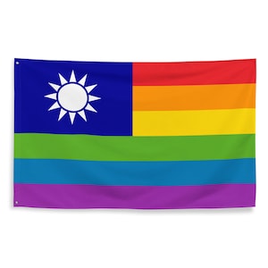 Puede incluir: Una bandera con la bandera taiwanesa en el lado izquierdo y una bandera arcoíris del orgullo en el lado derecho. La bandera taiwanesa es azul con un sol blanco en el centro. La bandera arcoíris del orgullo tiene seis franjas: rojo, naranja, amarillo, verde, azul y morado.
