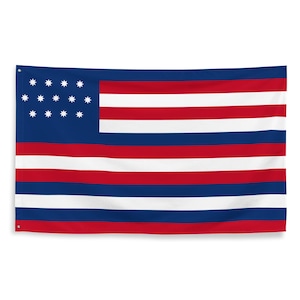 Puede incluir: Una bandera roja, blanca y azul con 13 franjas horizontales y un cantón azul que contiene 13 estrellas blancas. La bandera está hecha de tela y tiene una textura ligeramente ondulada.