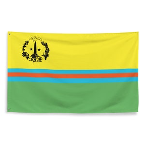 Puede incluir: Una bandera amarilla con un emblema negro en la esquina superior izquierda. El emblema presenta una torre con dos estrellas y una corona de hojas. La bandera tiene dos franjas azules horizontales y una franja naranja en el medio, y una sección inferior verde.