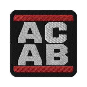 Könnte beinhalten: Schwarzer und roter gestickter Aufnäher mit den Buchstaben "ACAB" in Weiß.