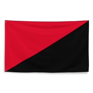 Puede incluir: Una bandera roja y negra con una línea diagonal que divide la bandera por la mitad. La mitad superior es roja y la mitad inferior es negra.