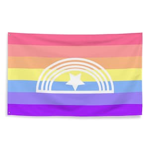 Peut inclure: Un drapeau rectangulaire composé de bandes horizontales dans des tons de rose, orange, jaune, bleu et violet. Au centre du drapeau se trouve un motif blanc représentant un arc-en-ciel en demi-cercle avec une étoile à cinq branches.