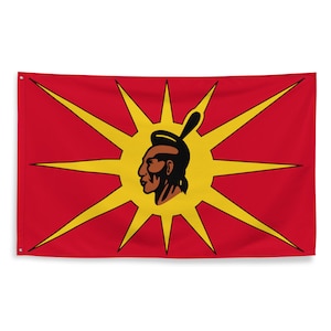 Peut inclure: Un drapeau rouge avec un motif de soleil jaune et un profil noir et brun d'un Amérindien au centre.