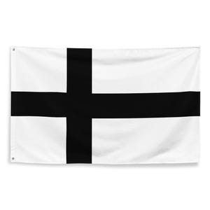 Puede incluir: Una bandera rectangular con fondo blanco y un diseño de cruz nórdica en color negro. La cruz está colocada de forma descentrada hacia el lado izquierdo de la tela. La bandera incluye ojales metálicos en el borde izquierdo para su montaje.