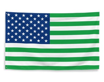 Pode incluir: Uma bandeira americana verde e branca com um campo azul de estrelas. A bandeira é feita de tecido e tem uma aparência ligeiramente ondulada.