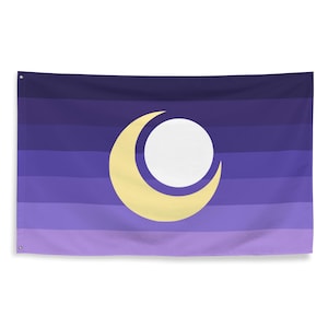 Könnte beinhalten: Eine rechteckige Flagge mit horizontalen Streifen in einem Verlauf aus Violetttönen, die von tiefem Dunkelviolett oben bis zu hellem Lavendel unten reichen. In der Mitte der Flagge befindet sich eine große gelbe Mondsichel, die einen weißen Kreis umschließt.