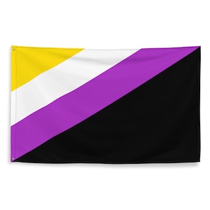 Op de afbeelding: Een non-binaire pride-vlag met gele, witte, paarse en zwarte strepen. De strepen zijn diagonaal gerangschikt van de linkerbovenhoek naar de rechterbenedenhoek.