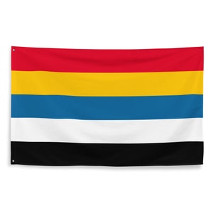Könnte beinhalten: Eine fünfstreifige Flagge mit roten, gelben, blauen, weißen und schwarzen horizontalen Streifen. Die Flagge ist aus Stoff und leicht zerknittert.