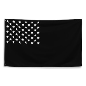 Könnte beinhalten: Eine schwarze Flagge mit 50 weißen Sternen in der oberen linken Ecke.