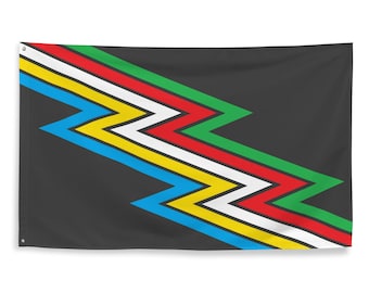 Puede incluir: Una bandera negra con un patrón diagonal de cinco rayas en zigzag en azul, amarillo, blanco, rojo y verde.
