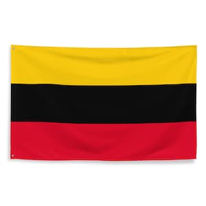 Puede incluir: Una bandera tricolor horizontal con rayas amarillas, negras y rojas. La bandera está hecha de tela y tiene una ligera ondulación.
