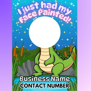 Peut inclure: Un accessoire de photomaton de maquillage fantaisiste avec un alligator vert de dessin animé et un cercle blanc pour le visage. Le texte "I just had my face painted!" est au-dessus du cercle. Espace pour le nom et le numéro de téléphone.