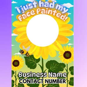 Peut inclure: Un accessoire de photomaton de maquillage coloré avec un grand tournesol jaune et un centre blanc. Le texte "I just had my face painted!" est arqué en haut. Une abeille de dessin animé est près de la fleur. Espace pour le nom et le numéro de contact de l'entreprise.
