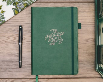 Diário A5 de couro vegano da Green Turtle: papel creme grosso, porta-canetas