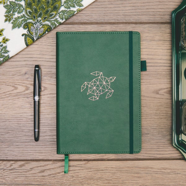 Diario in pelle vegana Green Turtle A5: carta spessa color crema, portapenne