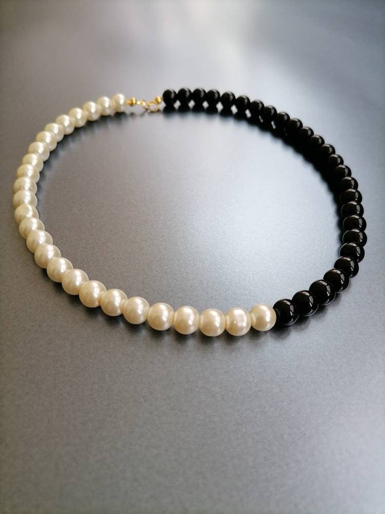 Media perla negra collar de perlas blancas media perla - Etsy México