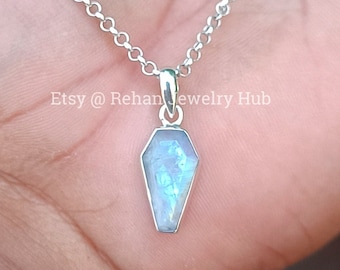Op de afbeelding: Een zilveren ketting met een zilveren hanger met een lichtblauwe maansteen in de vorm van een kist. Etsy @ Rehan Jewelry Hub.