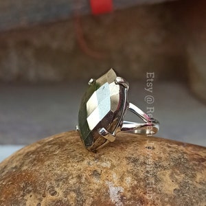 Anel em Prata de Lei 925 com Gema de Pirita Dourada Natural, Formato Marquise, Unissex, Elegante e Feito à Mão, Anel Delicado e Sofisticado.