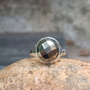 Anillo de plata de ley 925 con piedra preciosa de pirita dorada natural, anillo unisex de moda hecho a mano con forma redonda, anillo dedicado, anillo unisex delicado