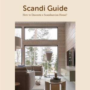 Puede incluir: Interior de un salón de estilo escandinavo con grandes ventanales. Incluye un sofá beige, una mesa auxiliar de madera y una lámpara de pie. El texto "Scandi Guide" y "How to Decorate a Scandinavian Home?" se encuentra en la parte superior.