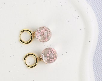 Créoles dorées avec pendentif - vraies fleurs perles de verre rose |sans nickel| Boucle d’oreille de déclaration| Boho|mariée|féminine | Cadeau