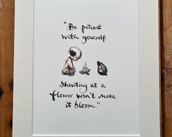 Może przedstawiać: Oprawiony wydruk artystyczny z białym passe-partout. Grafika przedstawia fantazyjną ilustrację i odręczny tekst, który brzmi: „Bądź cierpliwy dla siebie. Krzyczenie na kwiat nie sprawi, że zakwitnie.”