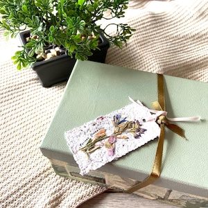 Ensemble de 5 étiquettes cadeau ensemencées /Papier recyclée fait à la main /Fleurs séchées /Amoureux des fleurs /Anniversaire /Cadeau /Fête