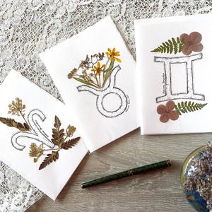 12 Signes du Zodiaque / Bélier /Taureau / Gémeaux/ Carte de souhaits / Fait à la main au Québec/ Fleurs séchées / Corinne Bernollin Art