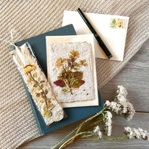 Carte et signet de fleurs séchées /Papier recyclé fait main / Livre / Cadeau éducatrice /Anniversaire /Fête des mères /Amoureux des fleurs