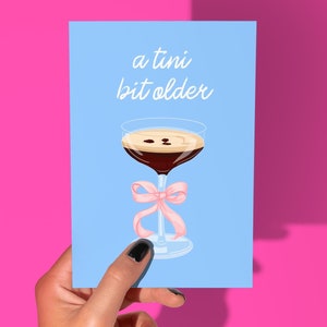 A Tini Bit Older Espresso Carte d'anniversaire Martini - Carte d'anniversaire cocktail Cadeau pour les amateurs de cocktails Martini Carte de voeux Martini Anniversaire girly