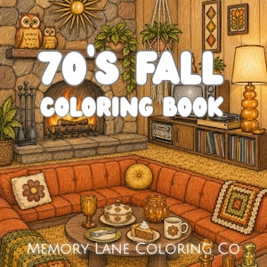 Pode incluir: Uma capa de livro de colorir intitulada 70'S FALL COLORING BOOK da MEMORY LANE COLORING CO. A ilustração mostra uma sala de estar com um sofá modular laranja, uma lareira de pedra, um gira-discos, uma mesa com tarte e corujas.