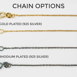 K&ouml;nnte beinhalten: Vier Kettenoptionen f&uuml;r eine Halskette. Die oberste Kette ist vergoldet 925 Silber. Die zweite Kette ist vergoldet 925 Silber. Die dritte Kette ist rhodiniert 925 Silber. Die unterste Kette ist rhodiniert 925 Silber.
