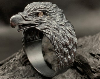 Anillo con cabeza de águila de plata de ley oxidada, joyería llamativa y detallada para motociclistas.