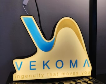 Puede incluir: Un logotipo 3D blanco y azul con el texto "VEKOMA ingenuity that moves you". El logotipo tiene forma de ola y está iluminado desde atrás.