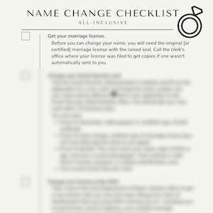 Puede incluir: Una lista de verificación para cambiar de nombre. Incluye una casilla de verificación para obtener su licencia de matrimonio. El texto dice "Lista de verificación para cambio de nombre Todo incluido Obtenga su licencia de matrimonio. Antes de poder cambiar su nombre, necesitará la licencia de matrimonio original [o certificada] con el sello en relieve. Llame a la oficina del secretario donde se archivó su licencia para obtener copias si no se le envió automáticamente."