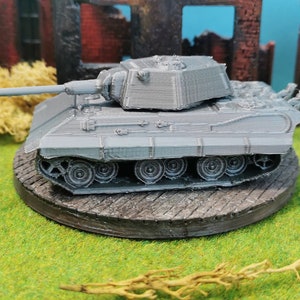 Könnte beinhalten: Ein graues Plastikmodell eines Panzers auf einem Holzsockel. Der Panzer hat einen langen Lauf und einen Turm mit einer offenen Luke.