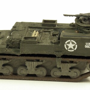 Könnte beinhalten: Ein grünes Militärmodell eines Panzers mit einem Geschützturm auf dem Dach. Der Panzer hat einen weißen Stern und den Text "U.S. ARMY OSD 18599" an der Seite.