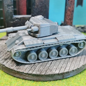 Könnte beinhalten: Ein graues 3D-gedrucktes Modell eines Panzers mit detailliertem Turm und Ketten.