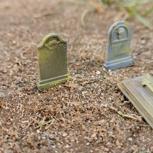 Lapidi, Croci, Cimiteri, Chiese, Tombe, Cripte Set da 13 pezzi DIPINTI o non verniciati per modellismo ferroviario Scala H0 (1/87) o N (1/160)