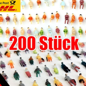 Könnte beinhalten: Eine Sammlung von 200 Miniatur-Plastikfiguren von Menschen in verschiedenen Farben und Posen. Die Figuren sitzen und sind in Reihen auf einer weißen Oberfläche angeordnet. Die Figuren sind etwa 1,25 cm groß.