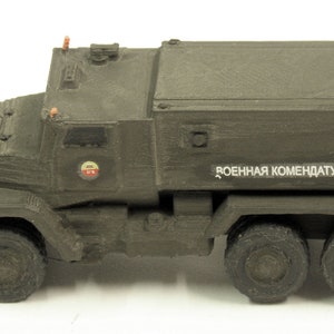 Puede incluir: Un modelo de vehículo militar verde oscuro con el texto "ВОЕННАЯ КОМЕНДАТУРА" en el lateral. El modelo tiene un techo elevado y una pequeña antena en la parte superior.